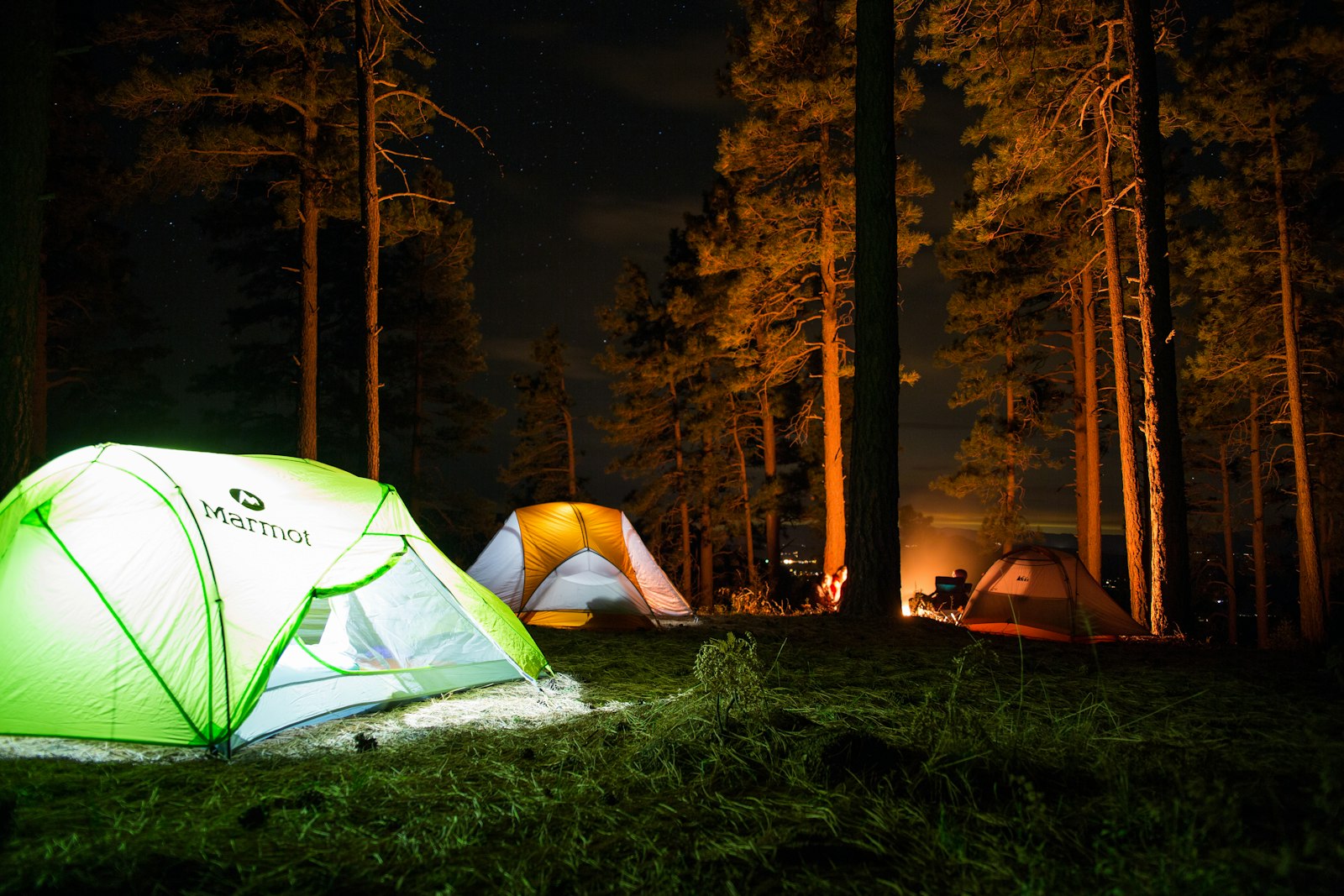 Outdoor-Ausrüstung als Geschenkidee arrangementiert