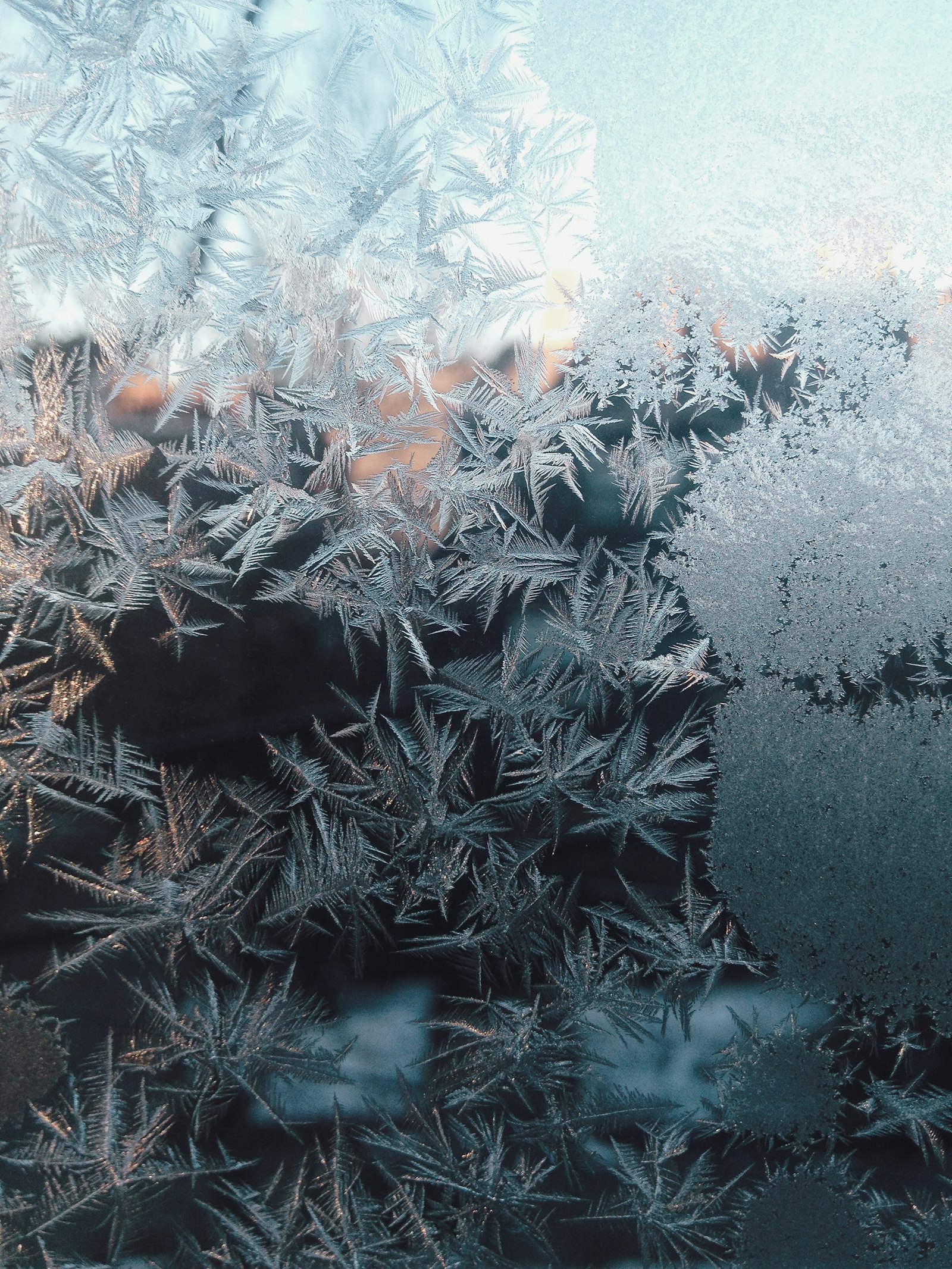Powerbank bei winterlicher Kälte im Schnee