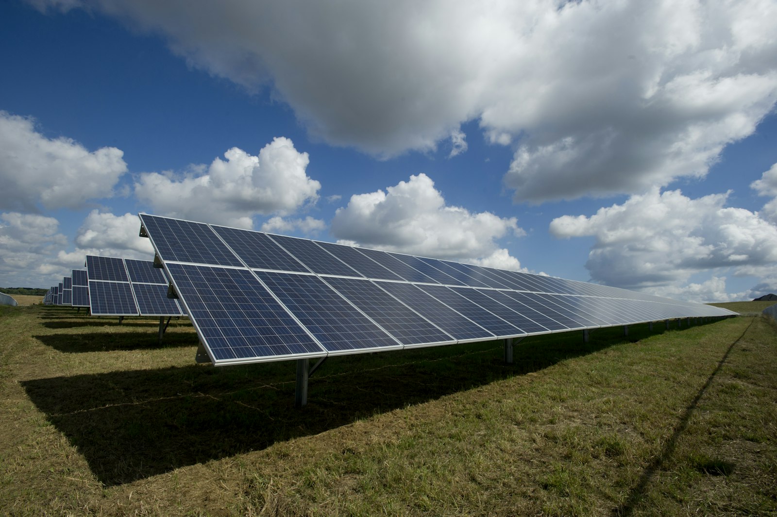 Zeltplatz mit Solarmodul und tragbarem Akku bei Abendlicht