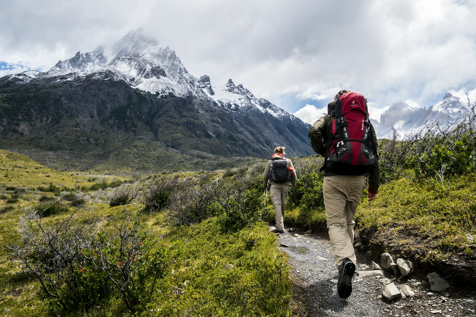 Trekking-Rucksack mit Packliste und Outdoor-Ausrüstung